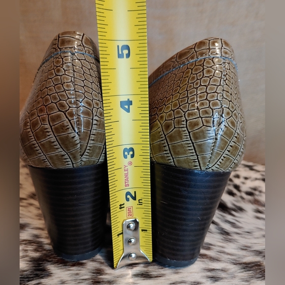 Bandolino Faux Patent Leather Heeled Loafer / Snake Pattern - Size 8.5 - Picture 4 of 8